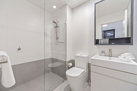 HomeHotel Stylish Apt Next To Train & Westfield - Accommodation Mooloolaba 1