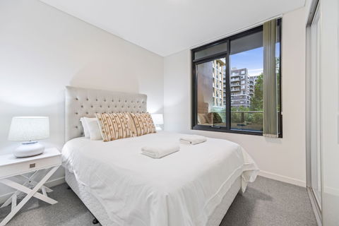HomeHotel Stylish Apt Next To Train & Westfield - Accommodation Mooloolaba 0