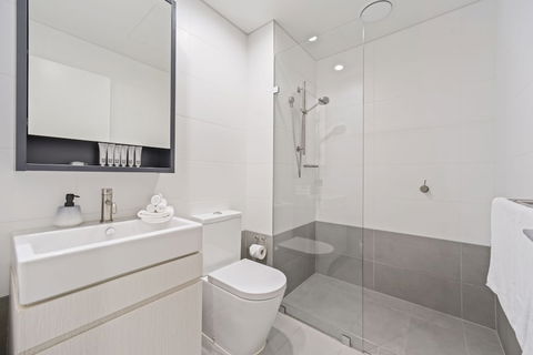 HomeHotel Stylish Apt Next To Train & Westfield - Accommodation Mooloolaba 4