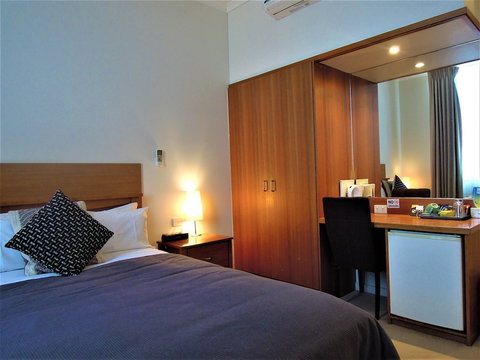 Plough Hotel - Accommodation Mooloolaba 1