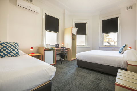 Melton Hotel - Accommodation Mooloolaba 3