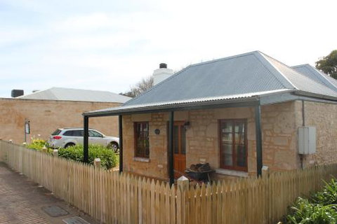 Victoria Cottage - Accommodation Mooloolaba 0