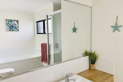 WHITSUNDAY Spacious & Comfortable Moments From Picturesque Boardwalk - Accommodation Mooloolaba 5