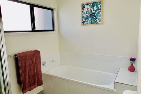 WHITSUNDAY Spacious & Comfortable Moments From Picturesque Boardwalk - Accommodation Mooloolaba 4