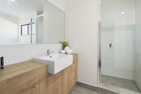 WHITSUNDAY Spacious & Comfortable Moments From Picturesque Boardwalk - Accommodation Mooloolaba 3