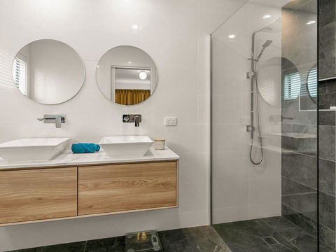 Waikiki Views - Accommodation Mooloolaba 2