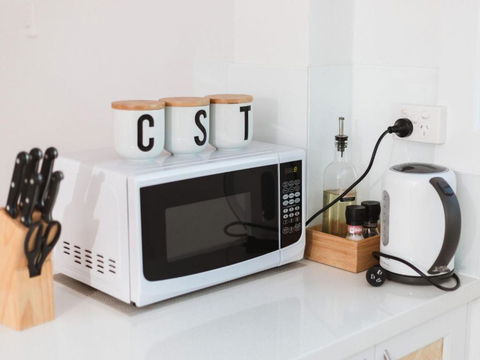 WHITE WAVES 4 ABSOLUTE BEACH FRONT STUDIO HASTINGS POINT - Accommodation Mooloolaba 4