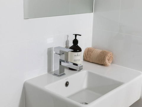 WHITE WAVES 4 ABSOLUTE BEACH FRONT STUDIO HASTINGS POINT - Accommodation Mooloolaba 2