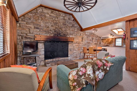 Crackenback Cottage 1884 - Accommodation Mooloolaba 3