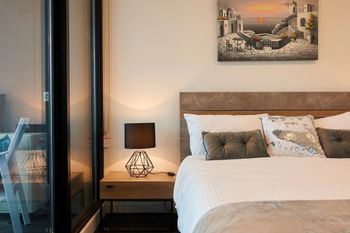 Panoramic Melbourne Views From Stylish Apartment - Accommodation Mooloolaba 2