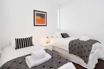 Executive Bay Views St. Kilda - Accommodation Mooloolaba 4