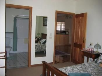 Buttercup Cottage & Private Apartment - Accommodation Mooloolaba 4