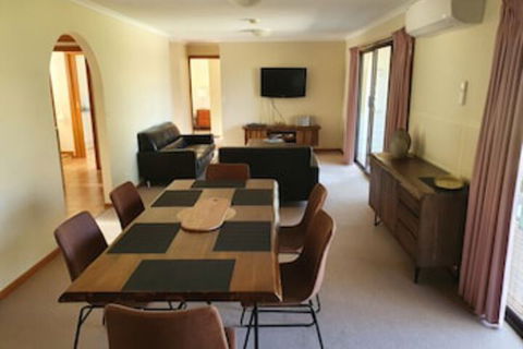 Annies Holiday Units - Accommodation Mooloolaba 0