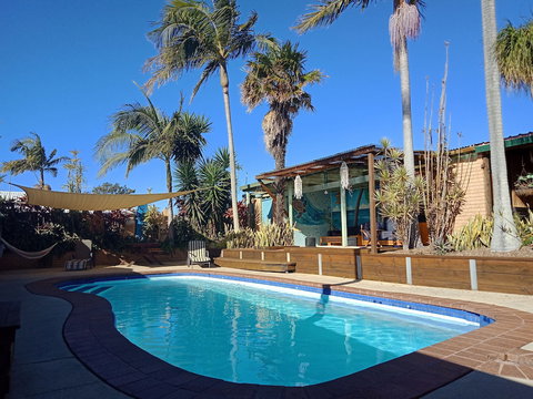 Ozzie Pozzie Backpackers - YHA - Accommodation Mooloolaba 1