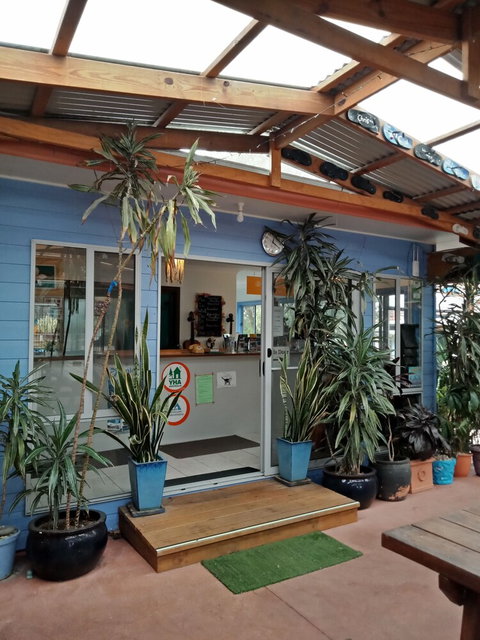 Ozzie Pozzie Backpackers - YHA - Accommodation Mooloolaba 2