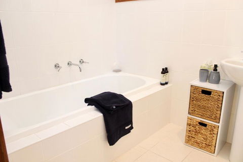 Nagoondie Studio - Accommodation Mooloolaba 4
