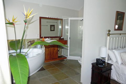 Airlie Waterfront Bed & Breakfast - Accommodation Mooloolaba 5