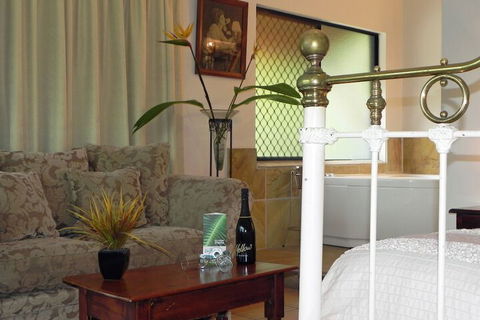 Airlie Waterfront Bed & Breakfast - Accommodation Mooloolaba 6