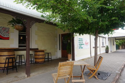 Robin Hood Hotel - Accommodation Mooloolaba 0