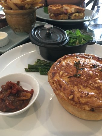 Hampton ACT Accommodation Mooloolaba