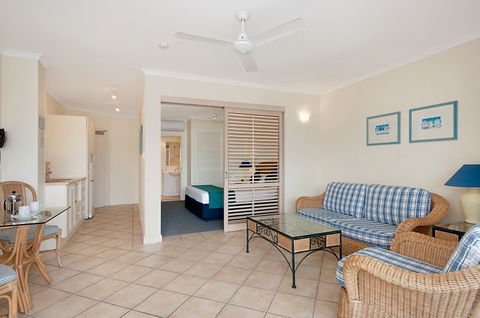 Macrossan House Boutique Holidays Apts - Accommodation Mooloolaba 2
