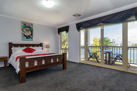 Port Adelaide Harbourside House - Accommodation Mooloolaba 6