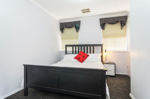 Port Adelaide Harbourside House - Accommodation Mooloolaba 9