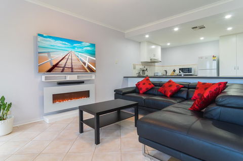Port Adelaide Harbourside House - Accommodation Mooloolaba 3