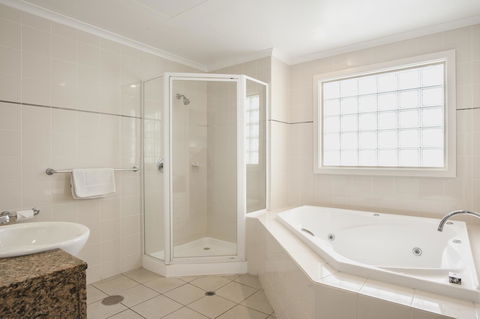 Marina Hotel - Accommodation Mooloolaba 2