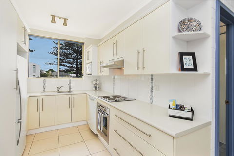 The Dolphins Beachfront Apartments - Accommodation Mooloolaba 12