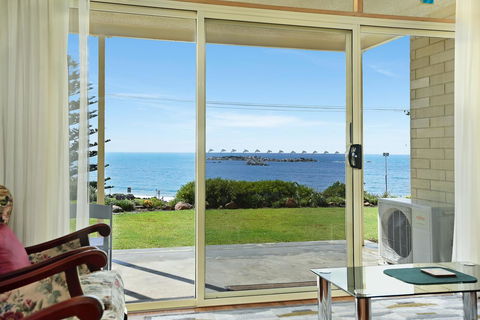 The Dolphins Beachfront Apartments - Accommodation Mooloolaba 6