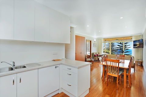 The Dolphins Beachfront Apartments - Accommodation Mooloolaba 4