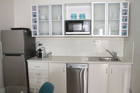 Smugglers Inn Studio Apartments - Accommodation Mooloolaba 8