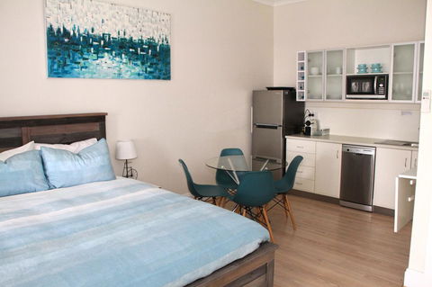 Smugglers Inn Studio Apartments - Accommodation Mooloolaba 4