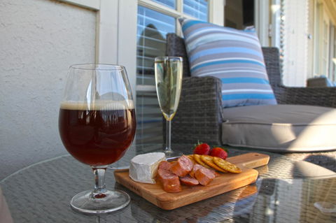 Smugglers Inn Studio Apartments - Accommodation Mooloolaba 2