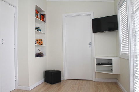 Smugglers Inn Studio Apartments - Accommodation Mooloolaba 7