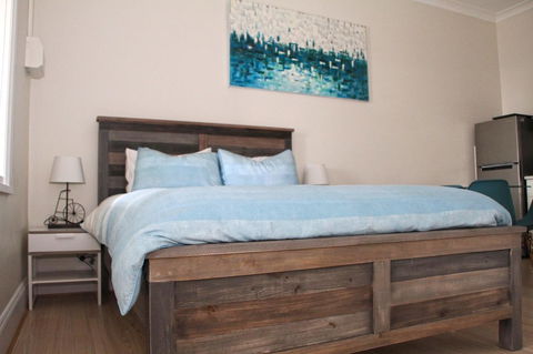 Smugglers Inn Studio Apartments - Accommodation Mooloolaba 0