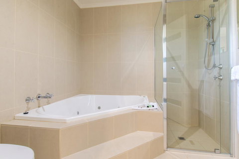 Mick O\'Sheas - Accommodation Mooloolaba 22