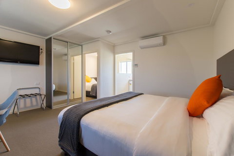 Mick O\'Sheas - Accommodation Mooloolaba 14