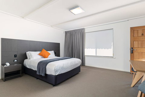 Mick O\'Sheas - Accommodation Mooloolaba 4