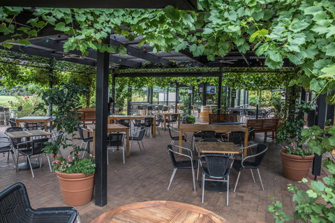 Mick O\'Sheas - Accommodation Mooloolaba 38