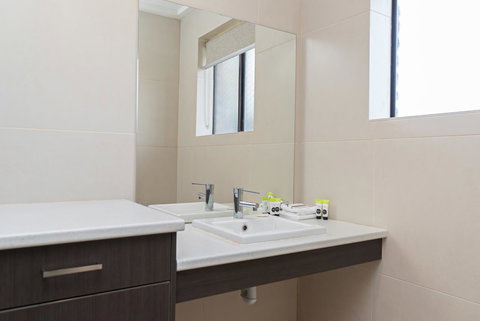 Mick O\'Sheas - Accommodation Mooloolaba 2