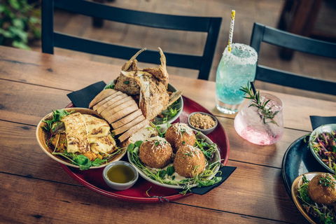 Mick O\'Sheas - Accommodation Mooloolaba 10