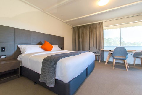 Mick O\'Sheas - Accommodation Mooloolaba 0