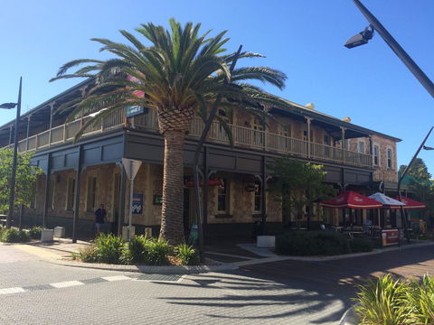 Grosvenor Hotel - Accommodation Mooloolaba 0