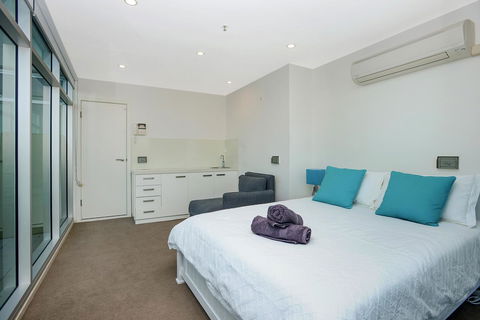 Glenelg Skyline Penthouse - Accommodation Mooloolaba 12