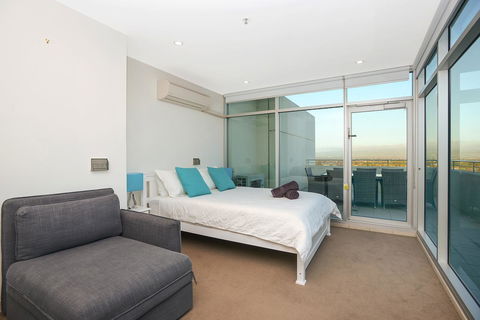 Glenelg Skyline Penthouse - Accommodation Mooloolaba 36