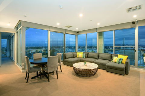 Glenelg Skyline Penthouse - Accommodation Mooloolaba 4