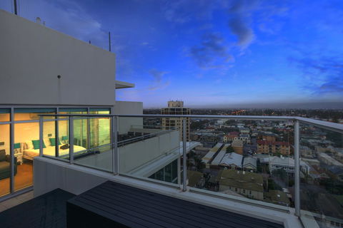 Glenelg Skyline Penthouse - Accommodation Mooloolaba 10