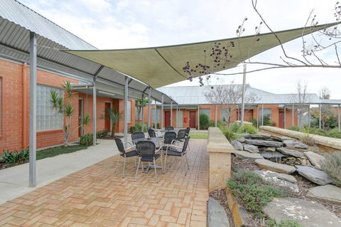 Strath Motel - Accommodation Mooloolaba 0